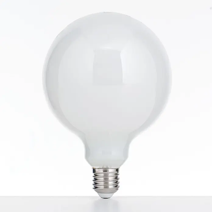 Orion Leuchten LED-Lampe - E27, Dimmbar, Warmweiß, 1.000 lm, 9 W - Große, opake weiße Kugellampe mit silbernem Schraubsockel.