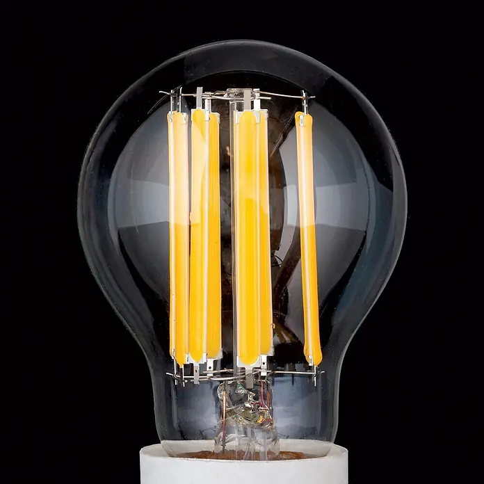 Orion Leuchten LED-Lampe - E27, Dimmbar, Warmweiß, 2.000 lm, 15 W - Klare Glas-LED-Glühbirne mit sichtbaren gelben Filamenten und weißem Sockel.