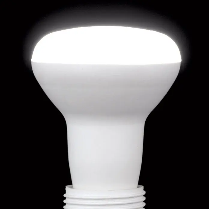 Orion Leuchten LED-Lampe - E14, Dimmbar, Warmweiß, 540 lm, 6 W - Leuchtende weiße LED-Glühbirne mit sichtbarem Schraubsockel vor dunklem Hintergrund.