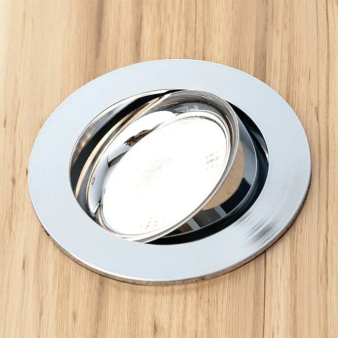 Orion Leuchten LED-Lampe - Sonstige, Dimmbar, Warmweiß, 410 lm, 4,9 W - Chromfarbener Einbaustrahler mit verstellbarem Kopf, in heller Holzoberfläche eingelassen.