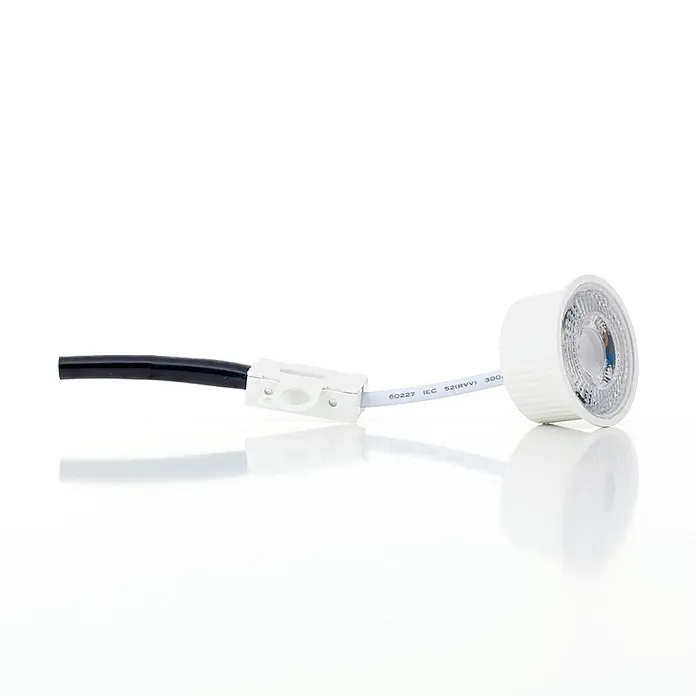 Orion Leuchten LED-Lampe - Sonstige, Dimmbar, Warmweiß, 410 lm, 4,9 W - Weißer LED-Strahler mit geriffelter Seite, verbunden mit schwarzem Kabel und weißem Stecker.