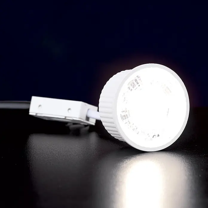 Orion Leuchten LED-Lampe - Sonstige, Dimmbar, Warmweiß, 410 lm, 4,9 W - Helles weißes LED-Licht mit integriertem Stecker und Kabel, das leuchtet.