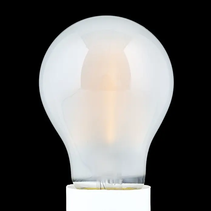 Orion Leuchten LED-Lampe - E27, Dimmbar, Warmweiß, 980 lm, 8 W - Mattierte Glühbirne mit warmem Licht auf weißem Sockel.