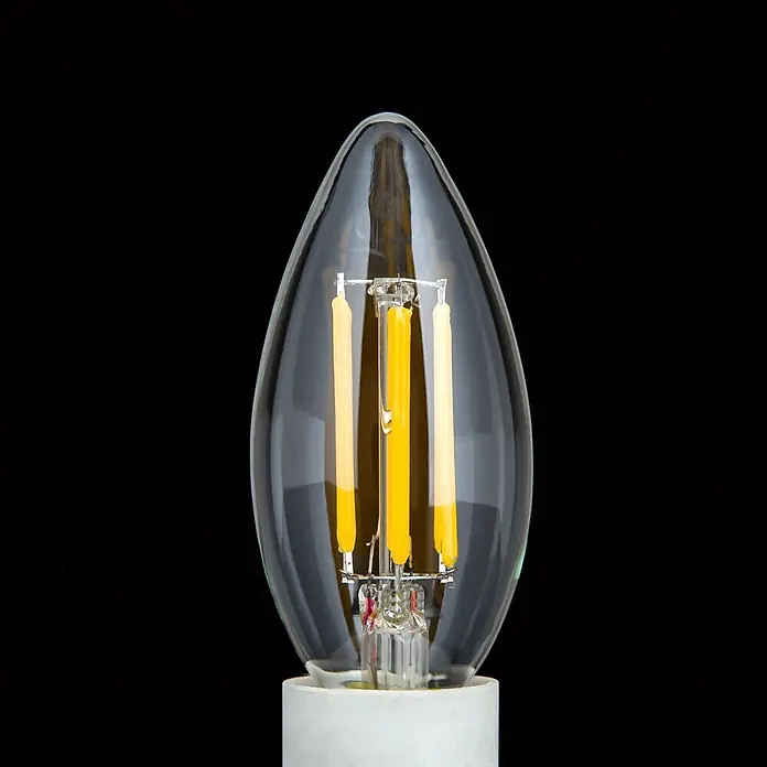 Orion Leuchten LED-Lampe - E14, Dimmbar, Warmweiß, 720 lm, 6 W - Klare, kerzenförmige LED-Filament-Glühbirne mit gelben Filamenten und weißem Sockel.