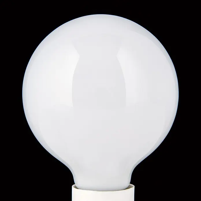 Orion Leuchten LED-Lampe - E27, Dimmbar, Warmweiß, 730 lm, 8 W - Eine weiße, mattierte Glühbirne mit sichtbarem Sockel vor schwarzem Hintergrund.