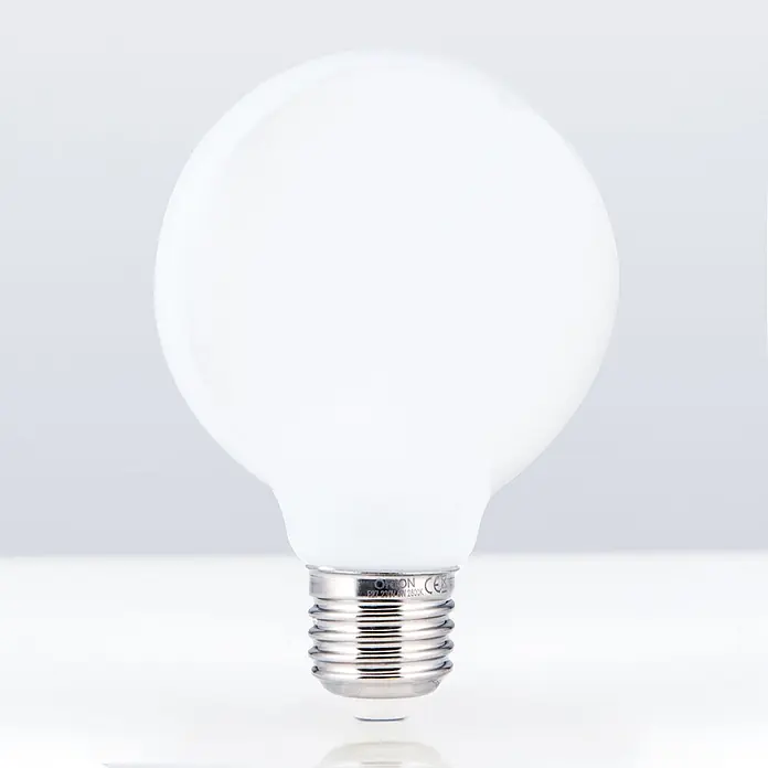 Orion Leuchten LED-Lampe - E27, Dimmbar, Warmweiß, 730 lm, 8 W - Weiße, kugelförmige LED-Glühbirne mit silbernem Schraubsockel.