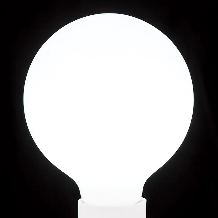 Orion Leuchten LED-Lampe - E27, Dimmbar, Warmweiß, 730 lm, 8 W - Eine leuchtende, weiße, runde Glühbirne mit weißem Sockel.