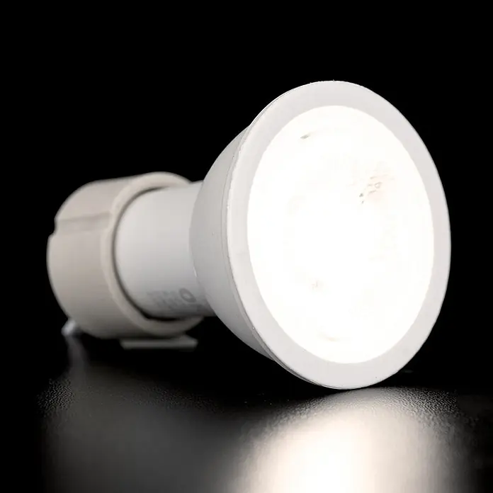 Orion Leuchten LED-Lampe - GU10, Dimmbar, Warmweiß, 450 lm, 5,5 W - Helle weiße LED-Spotlampe mit weißem Kunststoffgehäuse, die Licht abgibt.