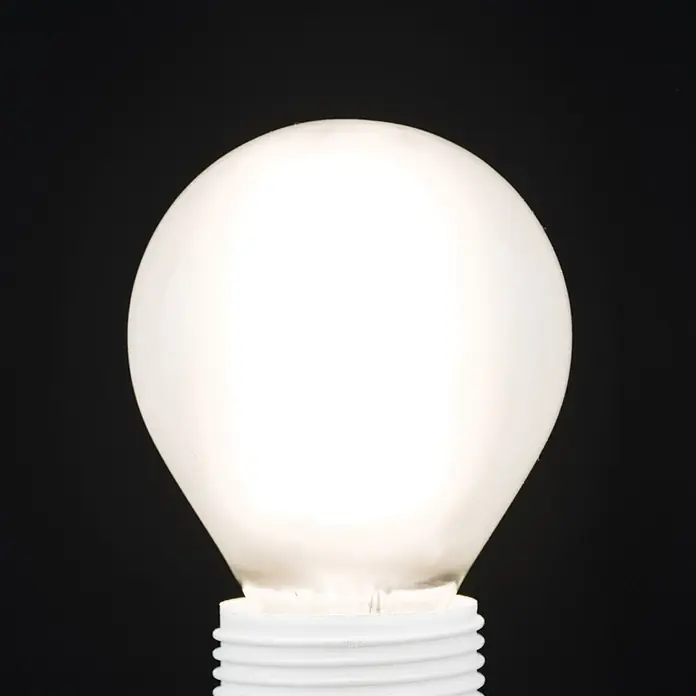 Orion Leuchten LED-Lampe - E27, Dimmbar, Warmweiß, 720 lm, 6 W - Beleuchtete weiße Glühbirne mit weißem Gewindefuß.