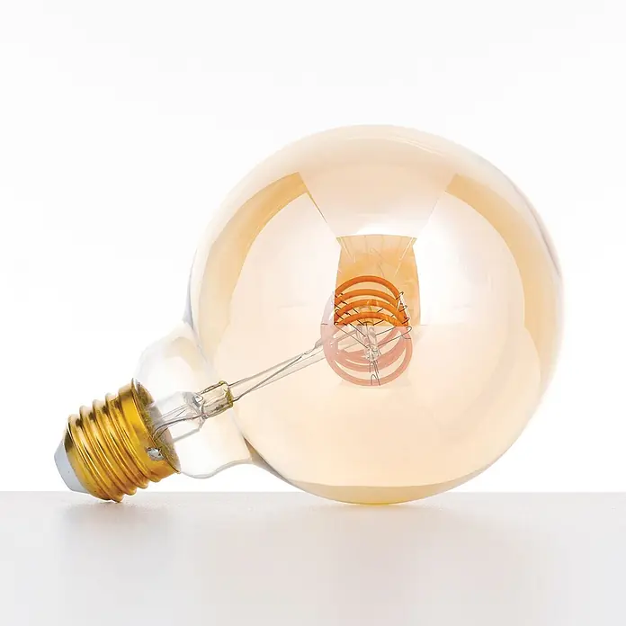 Orion Leuchten LED-Lampe - E27, Dimmbar, Warmweiß, 300 lm, 4 W - Große bernsteinfarbene Glühbirne mit sichtbarem Spiralglühfaden und Messingsockel, auf der Seite liegend.