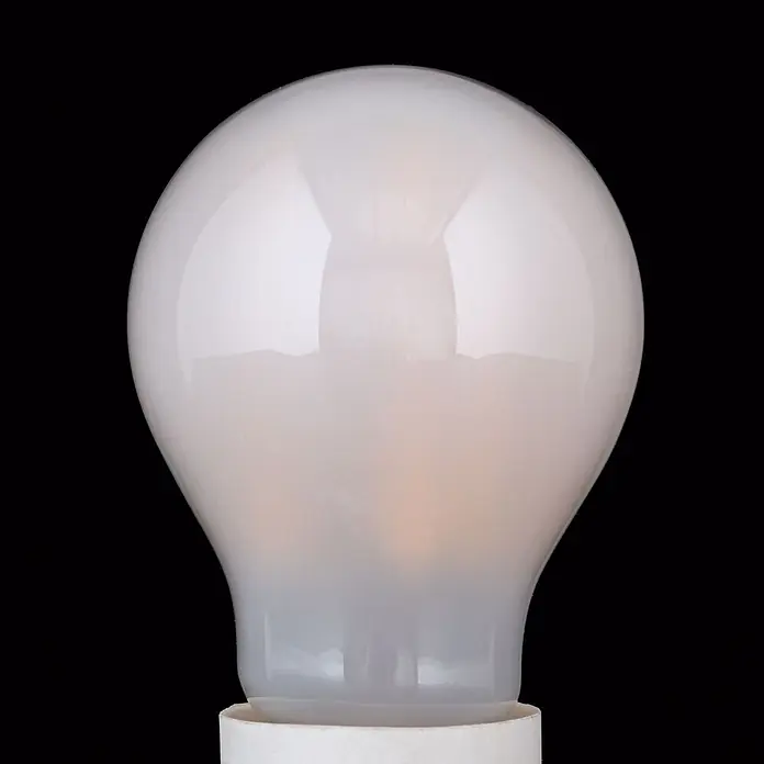 Orion Leuchten LED-Lampe - E27, Dimmbar, Warmweiß, 2.000 lm, 15 W - Unbeleuchtete, mattweiße Glühbirne mit weißem Sockel.