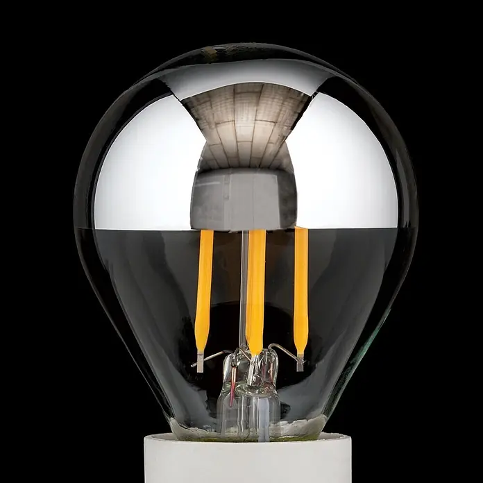 Orion Leuchten LED-Lampe - E14, Dimmbar, Warmweiß, 350 lm, 4 W - LED-Glühbirne mit verspiegelter Oberseite, Klarglas und drei gelben Filamenten auf weißem Sockel.