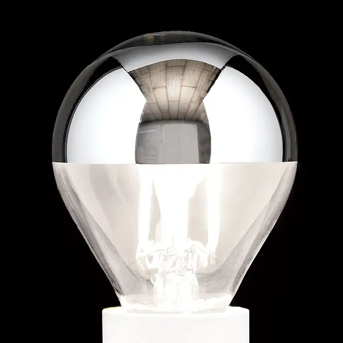 Orion Leuchten LED-Lampe - E14, Dimmbar, Warmweiß, 350 lm, 4 W - Eine Glühbirne mit verspiegelter Chromkappe und klarem Glasboden, die den Glühfaden zeigt, auf weißem Sockel.