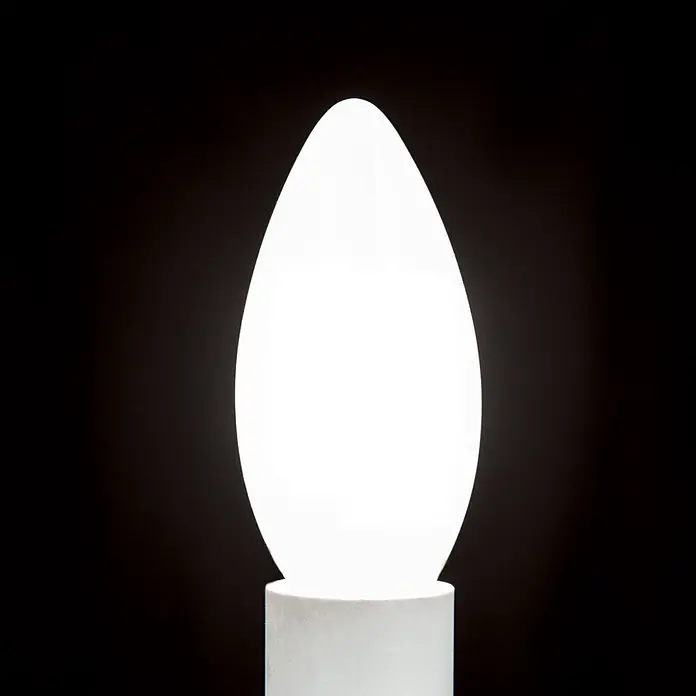 Orion Leuchten LED-Lampe - E14, Dimmbar, Warmweiß, 720 lm, 6 W - Leuchtende weiße Kerzenbirne mit weißem Sockel auf dunklem Hintergrund.