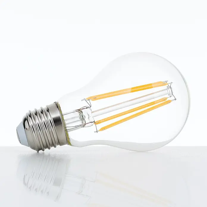 Orion Leuchten LED-Lampe - E27, Dimmbar, Warmweiß, 806 lm, 8 W - Klare LED-Glühbirne mit sichtbaren gelben Filamenten und silbernem Schraubsockel, seitlich liegend.