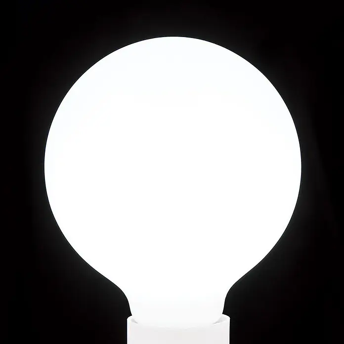 Orion Leuchten LED-Lampe - E27, Dimmbar, Warmweiß, 630 lm, 6 W - Opake weiße Globus-Glühbirne mit weißem Sockel.