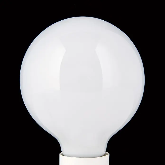 Orion Leuchten LED-Lampe - E27, Dimmbar, Warmweiß, 630 lm, 6 W - Weiße kugelförmige Glühbirne mit mattem Finish vor schwarzem Hintergrund.