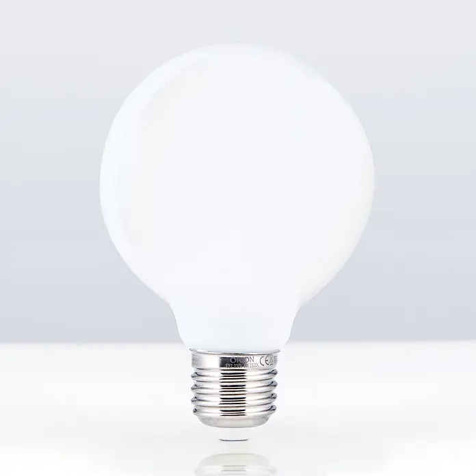 Orion Leuchten LED-Lampe - E27, Dimmbar, Warmweiß, 630 lm, 6 W - Opake weiße Globus-Glühbirne mit silbernem Schraubsockel.