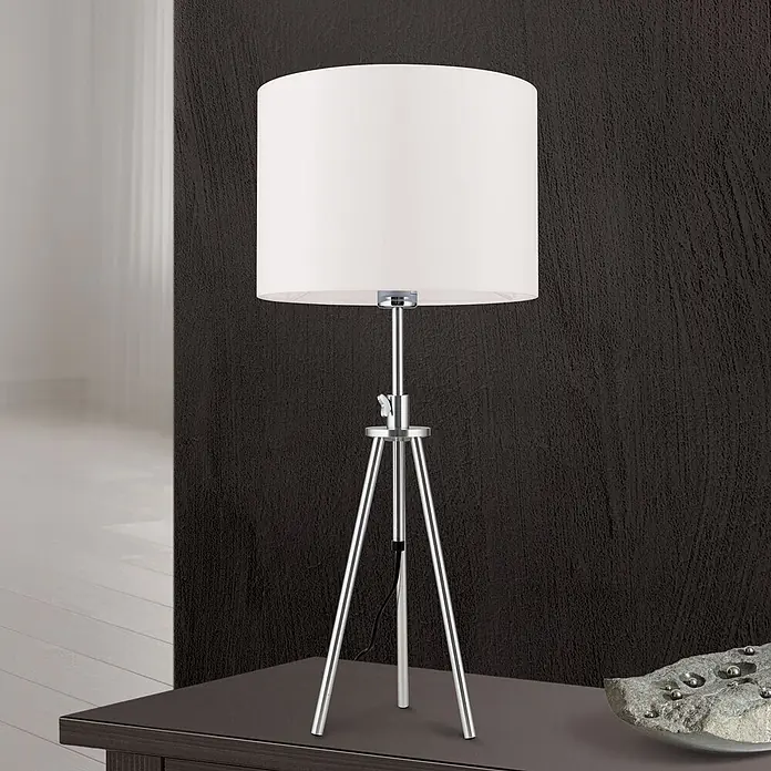Orion Leuchten Tischleuchte - 40 W, L x B x H: 30 x 30 x 22 cm, E27 - Verstellbare Tischlampe mit weißem zylindrischem Schirm und silbernem Stativfuß, auf einem dunklen Holztisch.