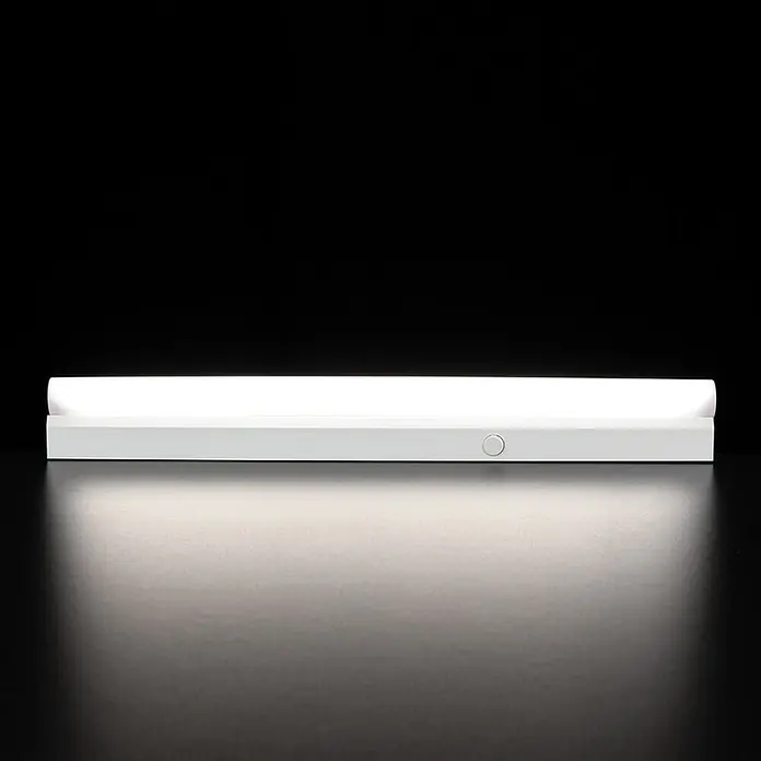 Orion Leuchten LED-Lampe - S14s, Nicht Dimmbar, Warmweiß, 750 lm, 8 W - Beleuchtete weiße rechteckige Lichtleiste mit einem Bedienknopf.