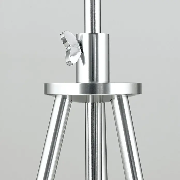 Orion Leuchten Tischleuchte - 40 W, L x B x H: 30 x 30 x 22 cm, E27 - Nahaufnahme eines silbernen, verstellbaren Metallständers, mit Flügelschraubenmechanismus und den oberen Teilen der drei Beine.