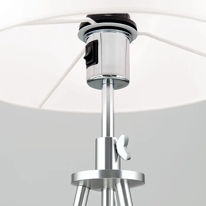 Orion Leuchten Tischleuchte - 40 W, L x B x H: 30 x 30 x 22 cm, E27 - Nahaufnahme des oberen Stiels einer silbernen Stehlampe mit Chrom-Lampenfassung, schwarzem Schalter, verstellbarem Gelenk und weißem Lampenschirm.