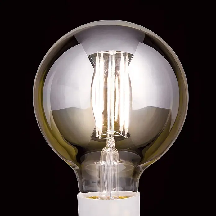 Orion Leuchten LED-Lampe - E27, Dimmbar, Warmweiß, 550 lm, 6 W - Beleuchtete runde LED-Glühfadenlampe mit klarem Glas und weißem Sockel, zeigt glühende Fäden.