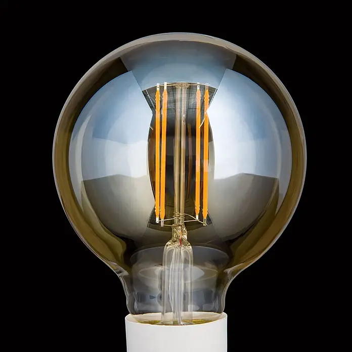 Orion Leuchten LED-Lampe - E27, Dimmbar, Warmweiß, 550 lm, 6 W - Vintage-LED-Glühbirne mit bernsteinfarbener Glaskugel, sichtbaren orangefarbenen Filamenten und weißem Sockel.