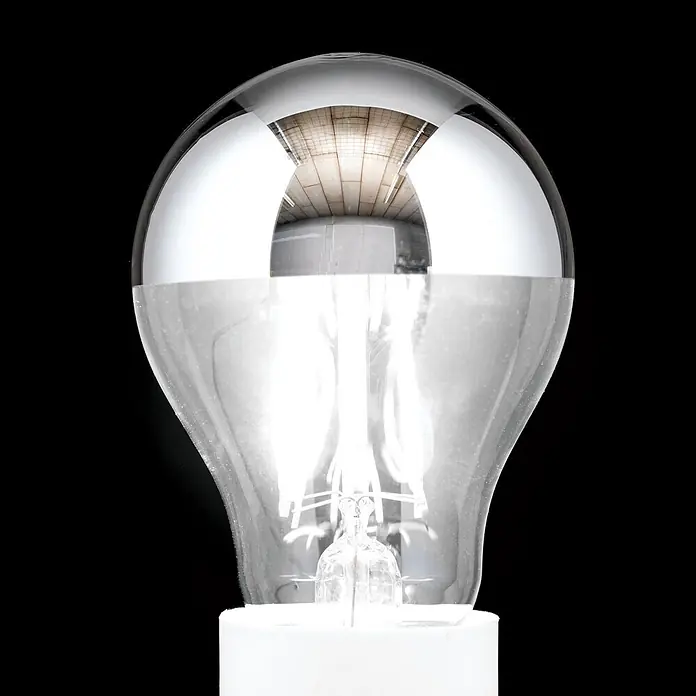 Orion Leuchten LED-Lampe - E27, Dimmbar, Warmweiß, 730 lm, 8 W - Halb verspiegelte Lampe mit klarem Glasboden, die einen Innenkorridor in ihrer verspiegelten Oberseite widerspiegelt, auf weißem Sockel.