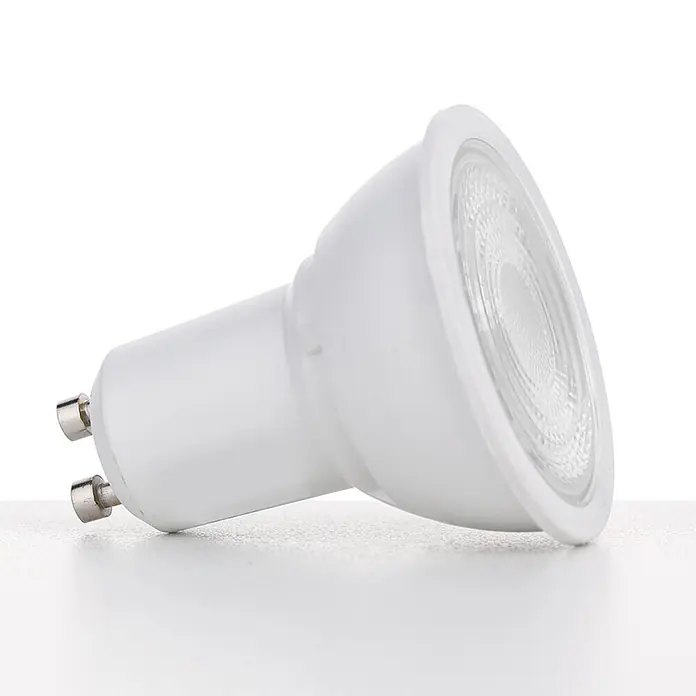 Orion Leuchten LED-Lampe - GU10, Nicht Dimmbar, Warmweiß, 370 lm, 5 W - Weiße GU10 LED-Spotlampe mit zwei silbernen Stiften und einer klaren gemusterten Linse, schräg von der Seite gesehen.