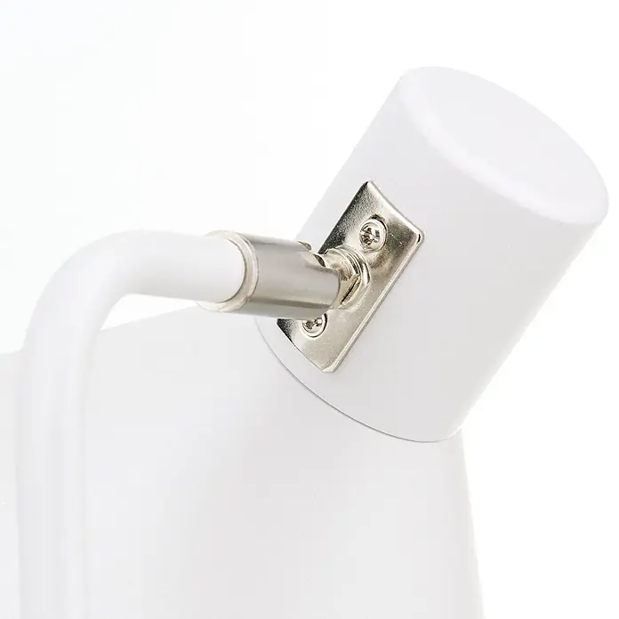 Orion Leuchten Tischleuchte - 40 W, L x B x H: 22 x 17,5 x 51 cm, E14 - Weißes Lampengehäuse mit gebogenem weißem Arm, befestigt mit einer silbernen Metallhalterung.