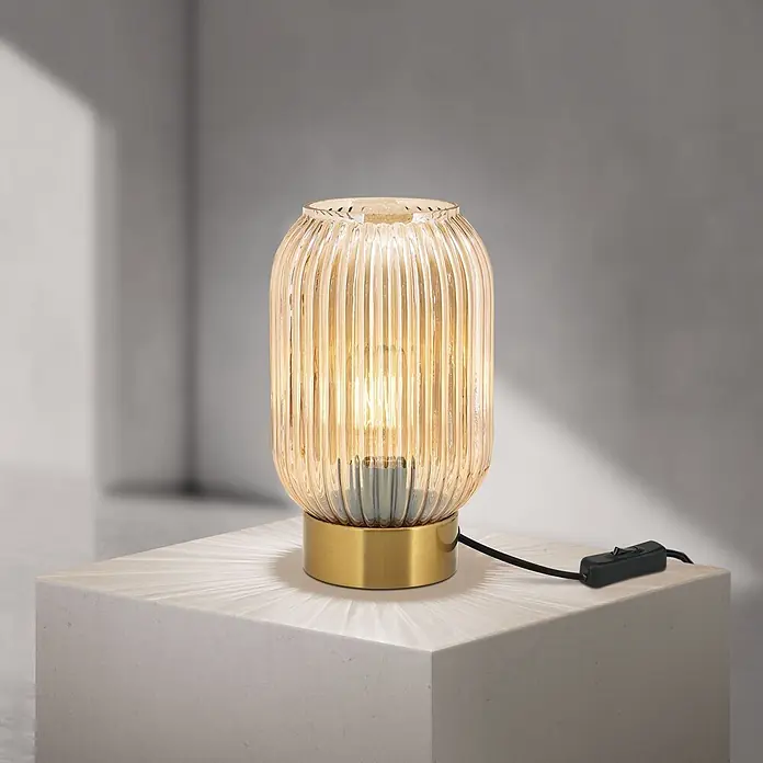 Orion Leuchten Tischleuchte - 40 W, L x B x H: 14 x 14 x 24 cm, E27 - Beleuchtete Tischlampe mit geripptem bernsteinfarbenem Glasschirm, Messingsockel und schwarzem Kabel mit Schalter.