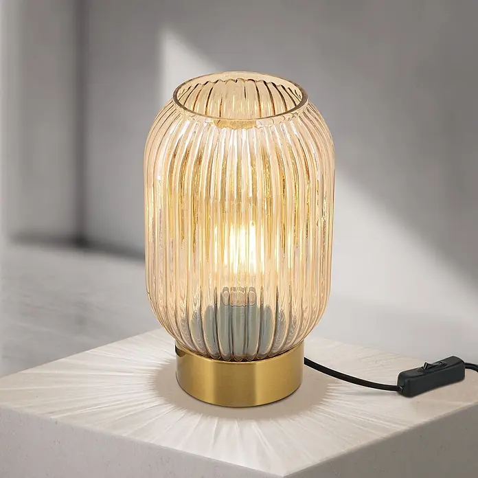Orion Leuchten Tischleuchte - 40 W, L x B x H: 14 x 14 x 24 cm, E27 - Beleuchtete Tischlampe mit geripptem, bernsteinfarbenem Glasschirm und messingfarbenem Fuß.