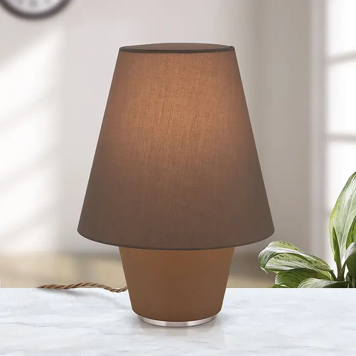 Orion Leuchten Tischleuchte - 40 W, L x B x H: 32 x 32 x 41 cm, E27 - Braune Stoff-Tischlampe mit konischem Schirm und passendem Sockel, spendet warmes Licht auf einem Tisch.