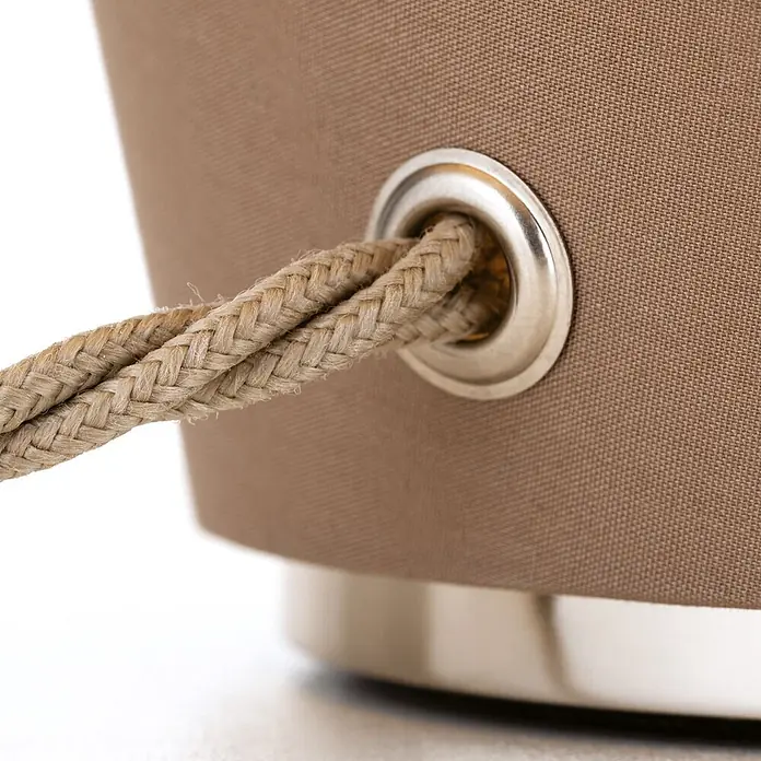 Orion Leuchten Tischleuchte - 40 W, L x B x H: 32 x 32 x 41 cm, E27 - Beige geflochtene Kordel durch eine silberne Öse an einem braunen Textilprodukt.