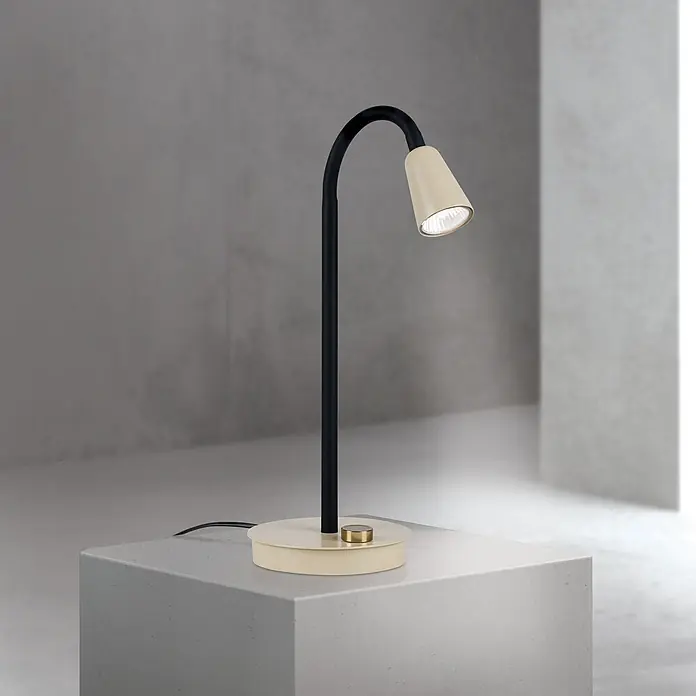 Orion Leuchten Tischleuchte - 40 W, L x B x H: 25 x 16 x 47 cm, GU10 - Beleuchtete Tischlampe mit schwarzem gebogenem Arm, cremefarbenem Schirm und Sockel sowie goldenem Knopf.