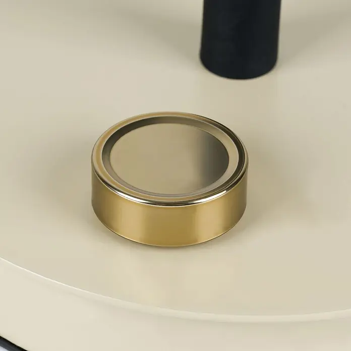 Orion Leuchten Tischleuchte - 40 W, L x B x H: 25 x 16 x 47 cm, GU10 - Ein glänzender, runder Deckel aus goldfarbenem Metall für ein Gefäß, mit glatter, reflektierender Oberfläche.