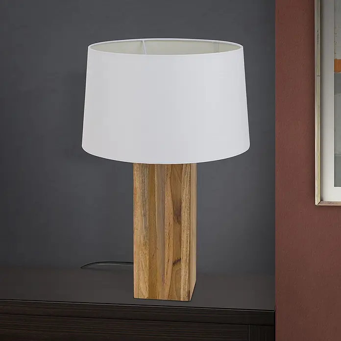 Orion Leuchten Tischleuchte - 40 W, L x B x H: 35 x 35 x 53 cm, E27 - Tischleuchte mit weißem Stoffschirm und rechteckigem Fuß aus Naturholz auf dunkler Fläche.