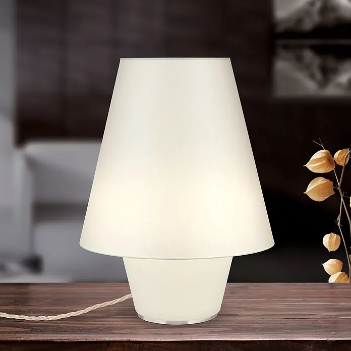 Orion Leuchten Tischleuchte - 40 W, L x B x H: 25 x 25 x 30 cm, E27 - Beleuchtete weiße Tischlampe mit konischem Stoffschirm und weißem Sockel auf einem Holztisch.