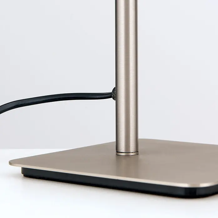 Orion Leuchten Tischleuchte - 40 W, L x B x H: 37,5 x 16 x 53 cm, E27 - Gebürsteter Metalllampenfuß mit rechteckiger Platte und schwarzem Netzkabel, das am vertikalen Ständer angeschlossen ist.