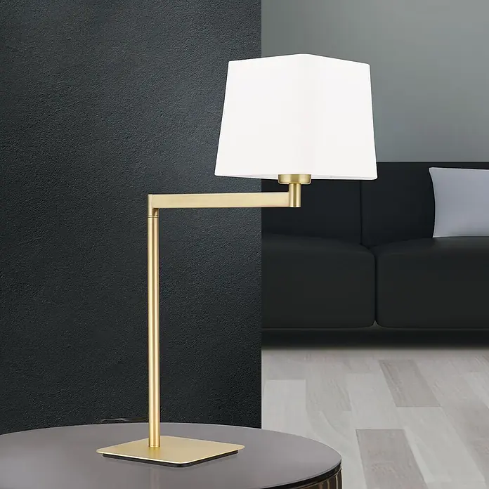 Orion Leuchten Tischleuchte - 40 W, L x B x H: 37,5 x 16 x 53 cm, E27 - Goldfarbene Tischleuchte mit quadratischem weißem Lampenschirm und L-förmigem Arm, auf einem dunklen Tisch in einem modernen Wohnraum.