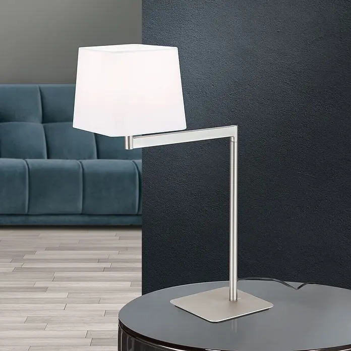 Orion Leuchten Tischleuchte - 40 W, L x B x H: 37,5 x 16 x 53 cm, E27 - Moderne Tischlampe mit weißem quadratischem Schirm und gebürstetem Metallarm auf einem dunklen Glastisch im Wohnzimmer.