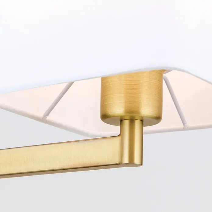Orion Leuchten Tischleuchte - 40 W, L x B x H: 37,5 x 16 x 53 cm, E27 - Nahaufnahme einer Lampe, die einen gebürsteten Goldmetallarm zeigt, der mit einem weißen Stofflampenschirm verbunden ist, und seine innere Stützstruktur offenbart.