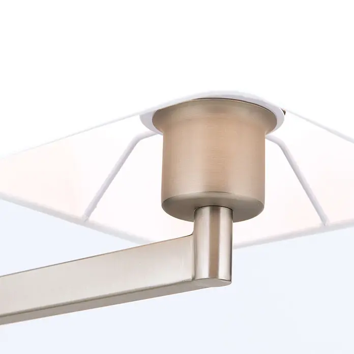 Orion Leuchten Tischleuchte - 40 W, L x B x H: 37,5 x 16 x 53 cm, E27 - Nahaufnahme eines Arms einer Leuchte aus gebürstetem Nickel, der mit einem weißen, rechteckigen Diffusor verbunden ist.