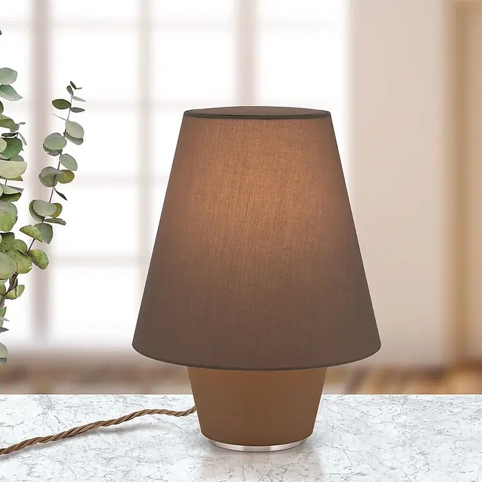 Orion Leuchten Tischleuchte - 40 W, L x B x H: 25 x 25 x 30 cm, E27 - Braune Tischlampe mit Stoffschirm und braunem Fuß auf heller Marmoroberfläche.