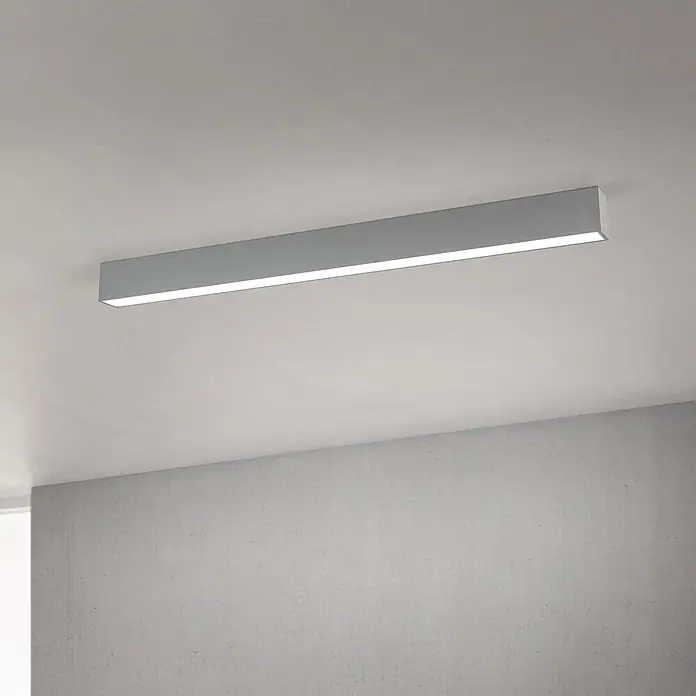 Orion Leuchten Pendelleuchte - L x B x H: 113 x 6,5 x 8,8 cm, Sonstige - Grau-silberne, aufgesetzte lineare LED-Deckenleuchte, hellweißes Licht emittierend.