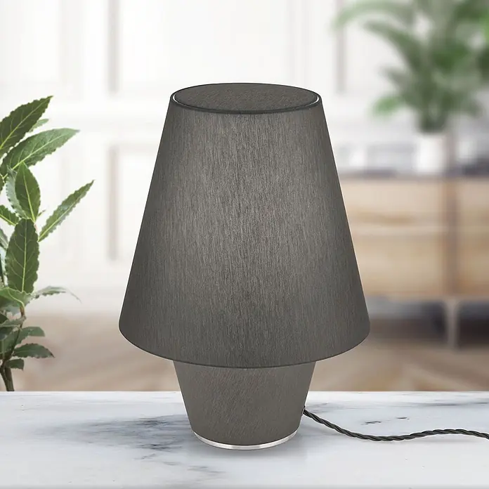 Orion Leuchten Tischleuchte - 40 W, L x B x H: 25 x 25 x 30 cm, E27 - Dunkelgraue Stofftischlampe mit konischem Schirm, auf einem Marmortisch in einem Raum.