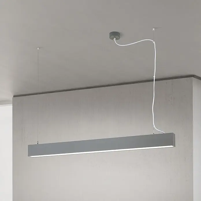Orion Leuchten Pendelleuchte - L x B x H: 113 x 6,5 x 8,8 cm, Sonstige - Eine graue, rechteckige lineare Pendelleuchte, beleuchtet, von der Decke abgehängt.