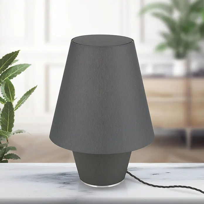 Orion Leuchten Tischleuchte - 40 W, L x B x H: 25 x 25 x 30 cm, E27 - Dunkelgraue konische Tischlampe mit Textilschirm und silbernem Fußrand auf weißer Marmorplatte, Kabel sichtbar.