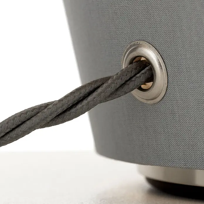 Orion Leuchten Tischleuchte - 40 W, L x B x H: 25 x 25 x 30 cm, E27 - Graues Stoffgerät mit grauem Geflechtkabel, durch eine Metalltülle geführt.
